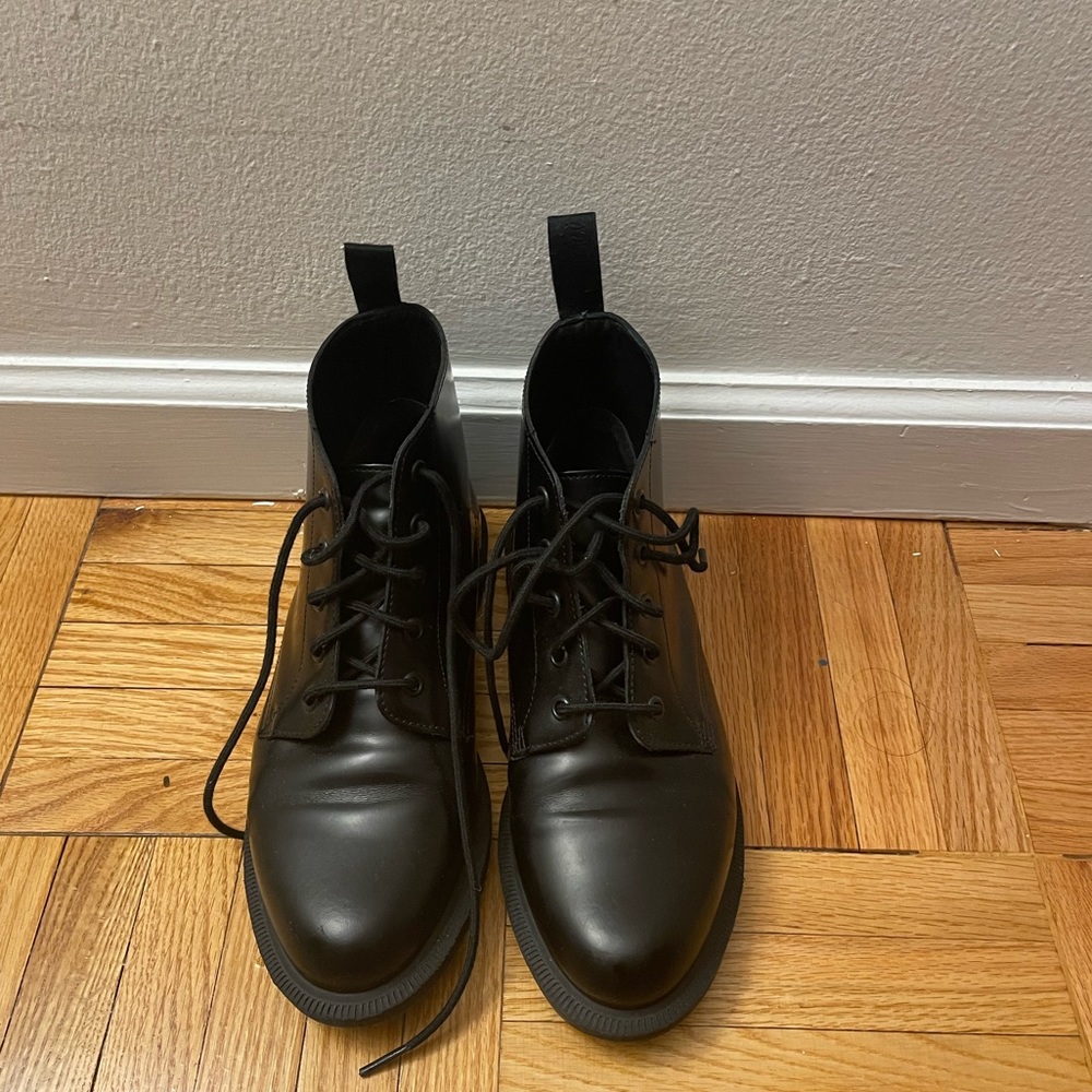 Dr. Martens -  EMMELINE SMOOTH LEATHER LACE UP ANKLE BOOTS